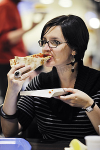女人在餐厅吃披萨食物