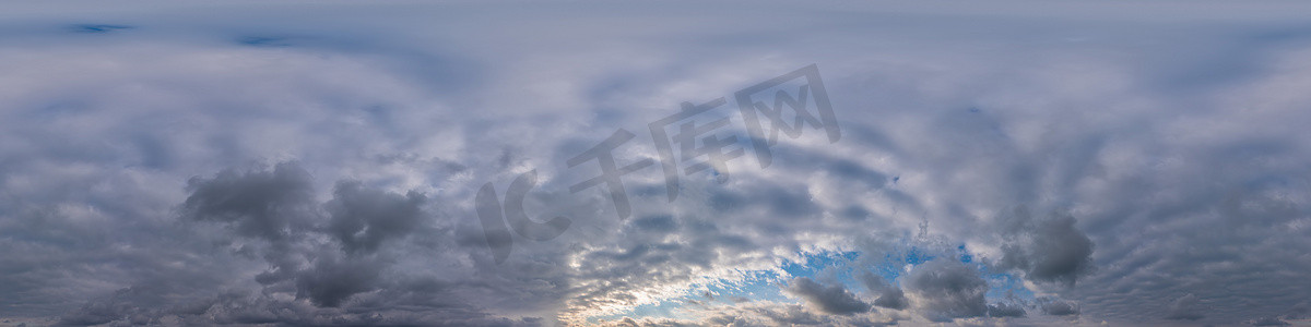 球形脉络摄影照片_日落时的阴天全景，积云以无缝球形等距矩形格式作为全天顶，用于 3D 图形、游戏和空中无人机 360 度全景以替换天空。