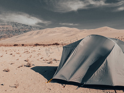 沙漠帐篷露营摄影照片_尤里卡沙丘的帐篷露营
