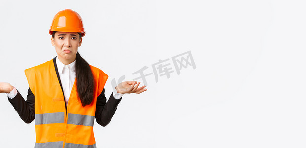 心烦意乱和困惑的亚洲女工程师感觉复杂，侧举双手耸肩，不知道为什么，不知道，无能，撅嘴，悲伤，白色背景