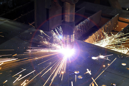使用数控等离子切割金属，现代工业技术。