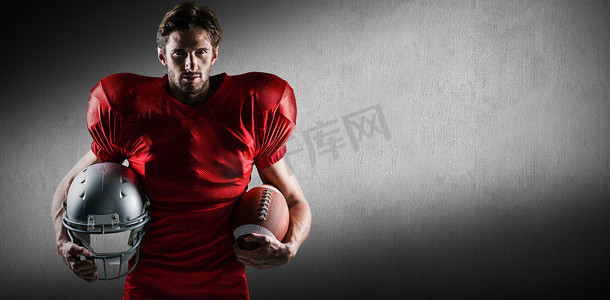 身穿红色球衣、手持头盔和球的自信美式足球运动员的合成图像