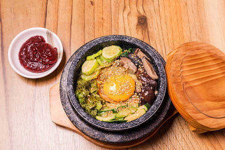 米饭拌饭料摄影照片_韩国传统菜-拌饭蔬菜拌饭 包括牛肉和煎蛋