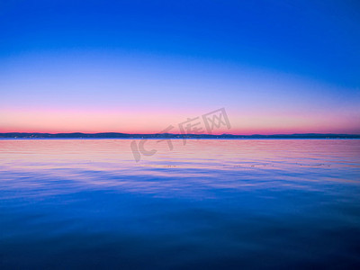 夏日，欣赏匈牙利希奥福克巴拉顿湖的日落。