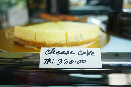 在当地商店展示奶酪蛋糕片