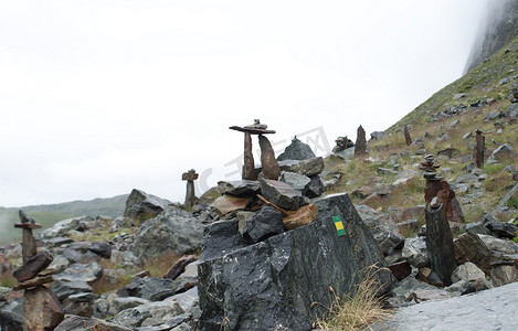 夏季在法国阿尔卑斯山徒步旅行