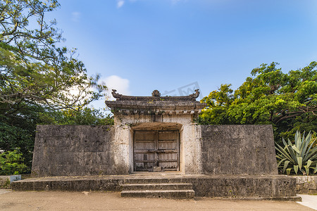 首里城摄影照片_冲绳首里城的园比彦御岳门。