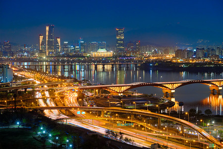 暮色摄影照片_韩国首尔城市景观在暮色中。