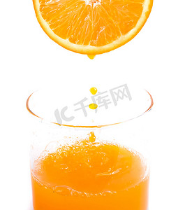 新鲜橙汁显示出热带水果和柑橘的味道