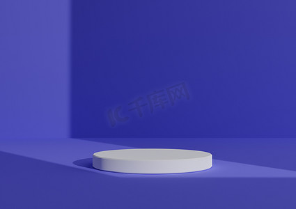 简单、最小的 3D 渲染组合，带有一个白色圆筒讲台或站在抽象阴影亮蓝色背景上，用于来自右侧的产品展示窗口光