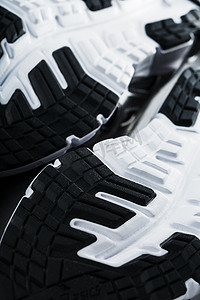 潮流运动鞋的黑白鞋底全屏特写。