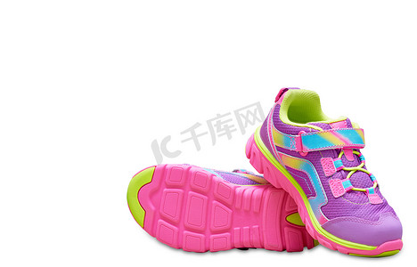 运动童鞋童鞋摄影照片_孤立的白色背景上的彩色童鞋