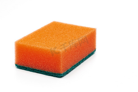 所有家庭主妇每天使用的带有磨料的橙色泡沫海绵来清洁房屋