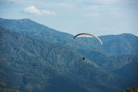 山中滑翔伞