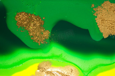 液体绿波抽象背景上的金点。