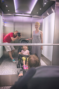 幸福的一家人在电梯里