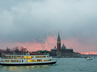 2018年紫色摄影照片_意大利威尼斯 — 2018年。日落时威尼斯湾的一艘船。