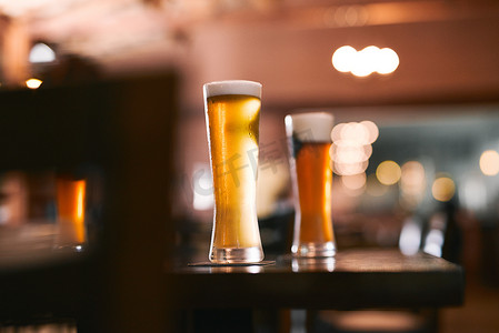 卤味啤酒摄影照片_喝一杯啤酒来减轻负担。