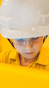 男孩操作员记录石油和钻井平台、海上石油和天然气工业、海上石油和钻井平台的石油和天然气过程操作，操作员监控生产过程，日常记录。