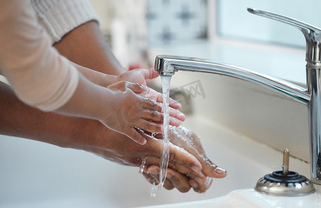 水槽洗手摄影照片_预防疾病，请勤洗手。