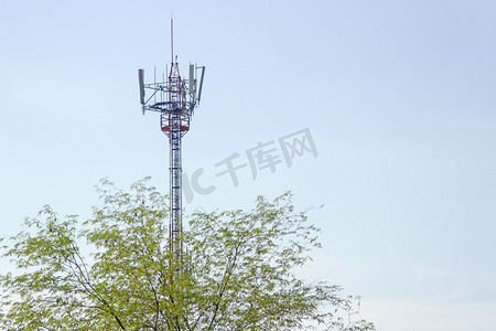 手机网络信号摄影照片_手机通讯塔发射蓝色信号