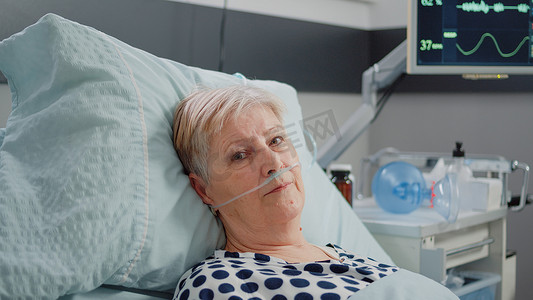 医院病床上放置氧气管的老年患者肖像