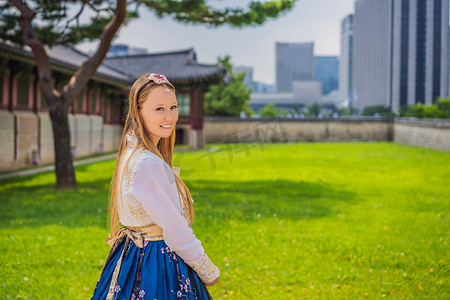 身着韩服的年轻白人女游客在景福宫。