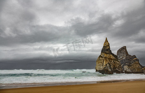 praia摄影照片_Praia da Ursa 海滩，暴风雨云