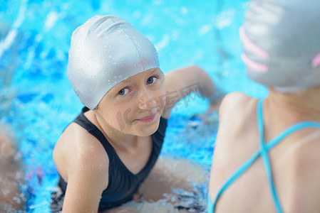 孩子游泳摄影照片_游泳池里的儿童肖像