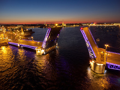 俄罗斯圣彼得堡桥上宫殿路堤庆祝活动的空中夜景，地标如画的夜间照明，很多游船，很多人