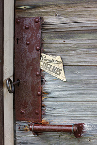 旧报纸摄影照片_旧木门上的锁、钥匙、钥匙孔和旧报纸