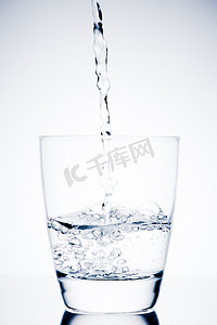 开始向玻璃杯中注入纯净水和气泡