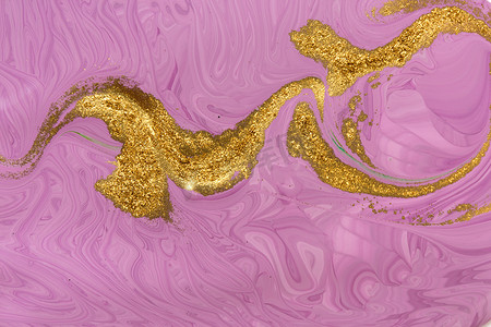 流动紫色油漆背景上的金粉图案。