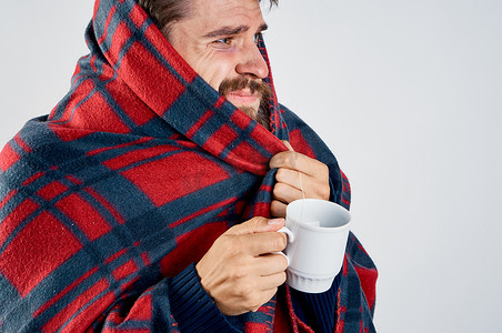 冷男人用毯子暖饮料健康问题