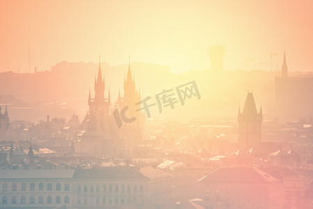 布拉格城市景观在雾蒙蒙的早晨，复古色调