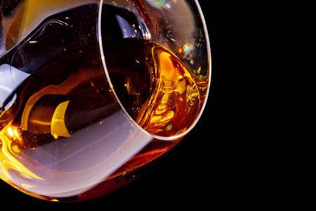 优雅玻璃杯中的白兰地酒，带有文字空间