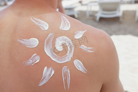 防晒帽水印摄影照片_人们背上有太阳的防晒图片，保护皮肤免受伤害
