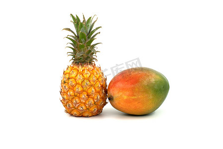 菠萝和多彩多姿的芒果隔离在白色