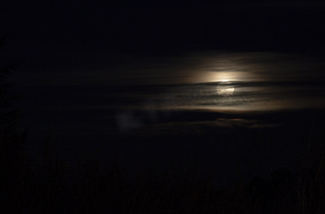 漆黑的夜晚里的满月