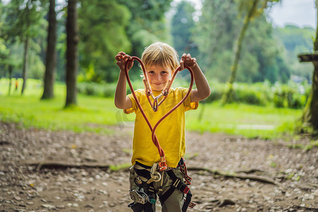 小男孩在绳索公园。