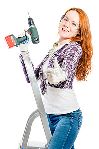 室内施工摄影照片_快乐的年轻女人，带着白色背景的工具
