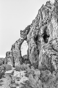 博尔德摄影照片_塞德伯格 (Cederberg) 斯塔德萨尔洞穴 (Stadsaal Caves) 的岩石拱门。
