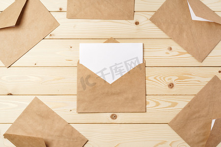 木桌上的工艺纸信封，顶视图