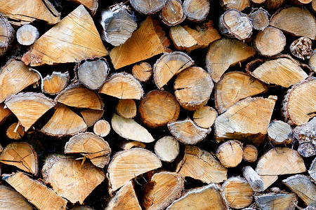 木材质地摄影照片_一堆切碎的密集折叠的木柴的质地，特写。
