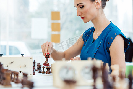 棋类培训摄影照片_在锦标赛中下棋的女人