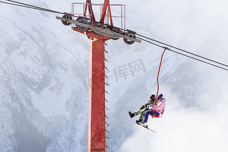 拜月摄影照片_俄罗斯栋拜 — 2014年1月3日：人们正在高加索山脉的露天高处举起