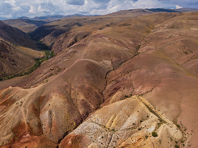 火星gif摄影照片_空中拍摄的黄色和红色纹理山脉，类似于火星表面