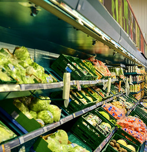 欧洲零售店的蔬菜杂货区模糊。