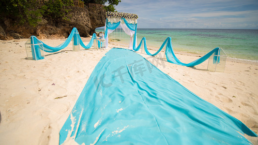 婚礼拱门装饰着鲜花在靠近海洋的海滩上。