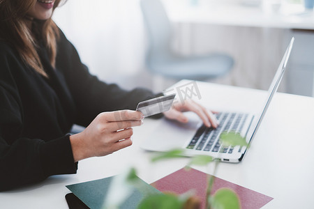 女性喜欢使用在线购物应用程序，并使用屏幕上的虚拟数字资产和元宇宙图标输入信用卡来填写付款号码。